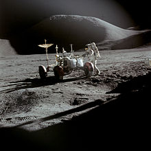 Irwin photographié à côté du rover lunaire à la fin de la première sortie extravéhiculaire.