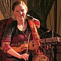 Bronwyn Bird, miembro de Blue Moose, toca el nyckelharpa en un concierto en 2007. Foto por georgie grd.