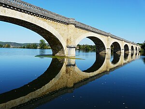 Le pont ferroviaire de Mauzac au-dessus de la retenue.