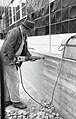 Oberflächenbearbeitung einer Betonfläche mit dem Druckluft-Stockhammer, 1964 (Stadthalle Göttingen, Foto: Fritz Paul)