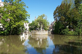 Pont Neuf. Canal de Briare en premier plan, voie d'eau de l'Étoile au fond à droite et celle du moulin de la Pêcherie à gauche.