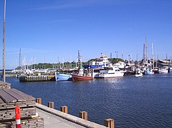 Gillelejes inderhavn med lystbådehavn. I baggrunden Nakkehoved med Nakkehoved Fyr.