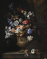 Blumen in einer reliefierten Vase (Supraporte), signiert: J. Baptiste fecit, Öl auf Leinwand, 106,8 × 83,4 cm, Musée des Beaux-Arts de Lyon