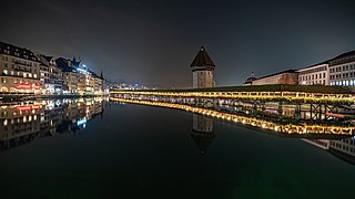 A Kapellbrücke éjszakai látképe (Luzern, Svájc)