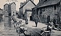 La rue du Vieux Moulin et ses lavandières vers 1910 (carte postale A. Waron).