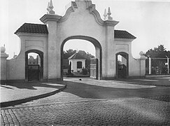 Main entrance on Avenida Maipú