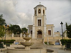 Praça San Lorenzo e Igreja Católica