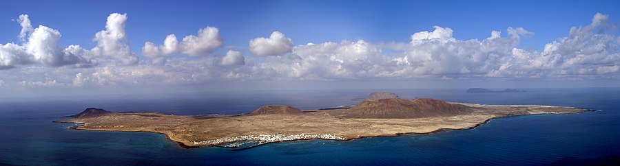 Vista de La Graciosa con Caleta de Sebo en primeiro termo. Ao fondo Montaña Clara e Alegranza.