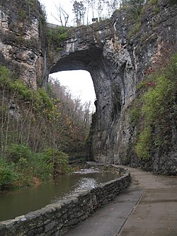 Natural Bridge vue du sentier à ses pieds.