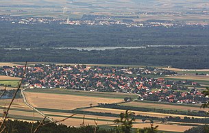 Zeiselmauer-Wolfpassing von Südwesten. Im Hintergrund Stockerau