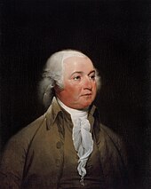 Der ältere John Adams vor schwarzem Hintergrund mit braunem Anzug und weißem Halstuch.