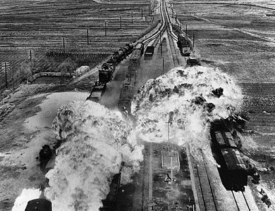 Kore Savaşı sırasında 1950'da ABD Hava Kuvvetlerinin Wonsan (günümüzde Kuzey Kore'nin Kangwon-do eyaletinin idarî merkezi)'ın güneyinde bulunan tren istasyonuna karşı düzenlediği hava saldırısı. Ardından Ekim 1950'da Birleşmiş Milletler birlikleri Wonsan'a çıkarma yaptı. (Üreten: U.S. Army Military History Institute)'