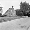 Kop-hals-rompboerderij met zesruitsvensters, dakvensters en topschoorstenen met borden