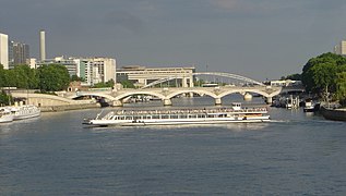 Bateau faisant demi-tour près du pont d'Austerlitz à Paris.