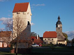 Jobbra a település temploma