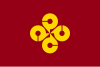 Drapeau rouge avec symbole jaune ressemblant à quatre lettres C interconnectées.