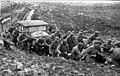 Soldats de la Wehrmacht tirant d'un cotxe enfangat, novembre de 1941.