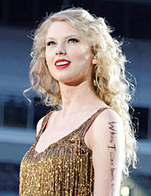 Taylor Swift tampil langsung di Heinz Field, Pittsburgh pada Juni 2011