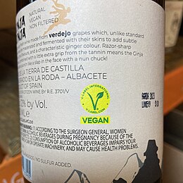 Vegan label op een fles natuurwijn