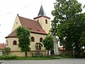 Preĝejo de sankta Venceslao de nordo; antaŭ barila muro monumento de falintoj