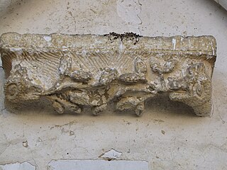 Socle du tympan (statue disparue, probablement une Pietà)