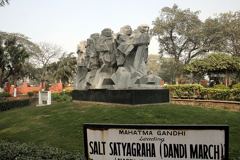 File:Gandhiji Leading Salt satyagrah.jpg