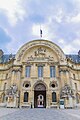 Le portail d'entrée nord avec Louis XIV en cavalier sur le fronton.