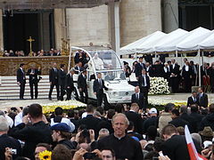 François dans sa papamobile lors de la canonisation des papes Jean XXIII et Jean-Paul II.