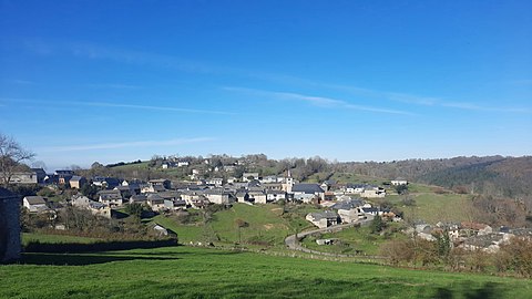 Photographie en couleursd'un village vu de loin.