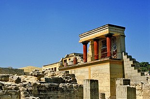 photographie couleurs : des ruines avec un portique aux colonnes rouges