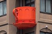 Balcone rosso a forma di tazza di caffè, Niimi Tableware, Kappabashi Dougu Street, Tokyo, GIappone