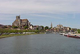 Le cours de l'Yonne au centre avec en arrière plan la ville d'Auxerre, dont une cathédrale et une église.