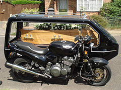 Triumph avec side-car corbillard (2007).