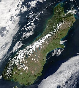 Satellietbeeld van het zuidereiland. De met sneeuw bedekte toppen geven de locatie van het bergmassief aan