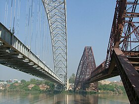 Le pont Lansdowne à droite doublé à gauche par le pont d'Ayub