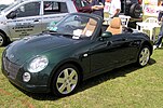 Daihatsu Copen circa 2001 con teito duro retraible, que se clasifica para a clase xaponesa ultra compacta kei