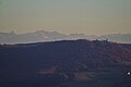 Blick von Breitenfeld über die Küssaburg auf die Glarner Alpen mit Hausstock, Ruchi, Ortstock, Muttenstock und Selbstsanft