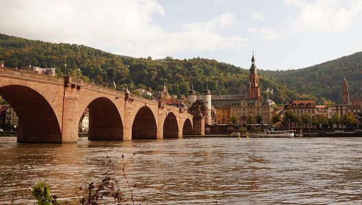 De Alte Brücke over de rivier de Neckar in Heidelberg