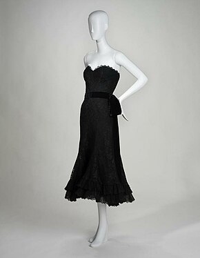 Stropløs Chanel aftenkjole fra 1958, med blonder og fløjlsskærf