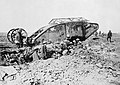 1916: Le Mark I anglese, prime vehiculo que esseva nominate un "tank".