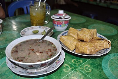 Ketupat z zupą coto makassar