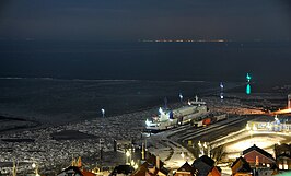 De Dellewalbaai tijdens ijsgang in december 2010. In de verte is Harlingen zichtbaar.