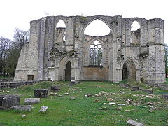 Transept et nefs ruinées.