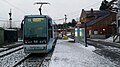 Lilleaker trikkeholdeplass med vogn retning vestover. Den gamle likeretterbygningen i høyre billedkant.