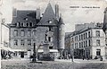 Pontivy : la place du Martray vers 1920 (carte postale) avec sa maison de 1578 et la statue du docteur Guépin.