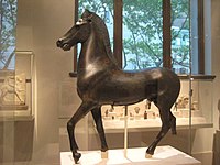 Estatuina de bronce d'un caballu (fines del sieglu II o sieglu I e.C.), anguaño visible nel Metropolitan Museum of Art.