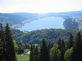 Lago de Joux, Le Lieu situas sur la bildo dekstre de la lago