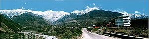 Pemandangan gunung Dhauladhar dari Palampur.