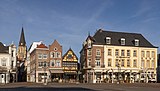 Sittard, Markt (el Mercado) con varias casa monumental y la iglesia (Sint-Petrus' Stoel van Antiochiëkerk)