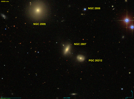 NGC 2807A (rechts van NGC 2807)